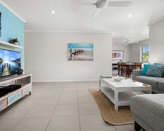 'lanui' - Pet Friendly - Coolum Beach - Obývací pokoj