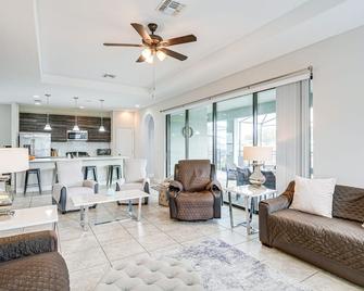 Resort Home in Haines City Screened Lanai, Pool! - Haines City - Sala de estar