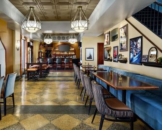 Hotel Alex Johnson Rapid City, Curio Collection by Hilton - Rapid City - Bar