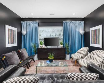 Condo Near Downtown WALK to restaurants, bars & music - Nashville - Living room