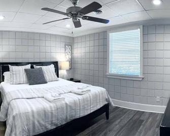 Amazing Cottage - Located on Blue Mile - Close to GSU! - Statesboro - Bedroom