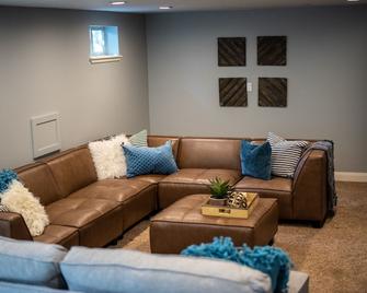 Highland Hideaway, Room for everyone, central to everything - Highland - Living room