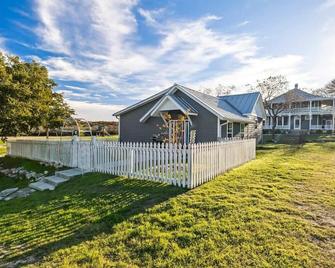 Kingsby Cottage - 1 Bedroom w Mountain views - Boerne - Budova