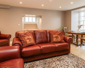 19 Lion Street, Pet Friendly, With A Garden In Hay-On-Wye - Hereford - Living room