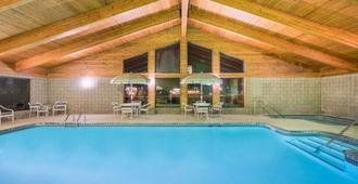 Days Inn & Suites by Wyndham Baxter Brainerd Area - Baxter - Pool