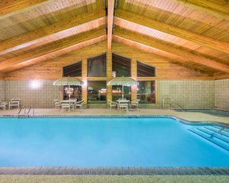 Days Inn & Suites by Wyndham Baxter Brainerd Area - Baxter - Pool