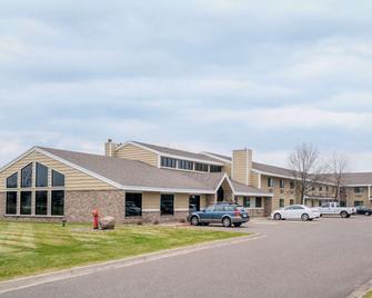 Days Inn & Suites by Wyndham Baxter Brainerd Area - Baxter - Building