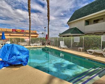 Motel 6 Yuma East - Yuma - Πισίνα