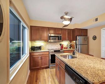 Jewel by the lake! Water + pool views, stylish 3BR - Pinehurst - Кухня