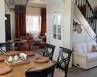 Bright Boho Walkable House Bars Beaches Bike Path Downtown - Muskegon - Dining room