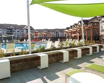 Expansive 1-Bedroom Suite | Pool, Parking & Gym - Middletown - Pool