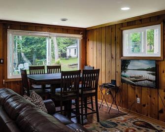 Renovated Lakeside Cottage#3, Hot Tub,fishing Pier,boats,snowmobile Off Property - Gwinn - Dining room