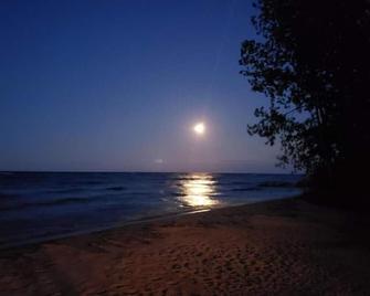 Secluded/Quiet Renovated Lakefront Cottage For Families/No Large Groups,Sleep 10 - Harbor Beach - Playa