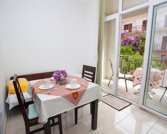 Studio with balcony - Makarska - Dining room