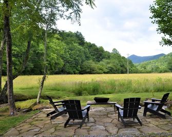New 2 Br/2 Bath Cabin! Great For Cycles, Cars, Trailers! Creeks/Mountain Views! - Robbinsville - Innenhof