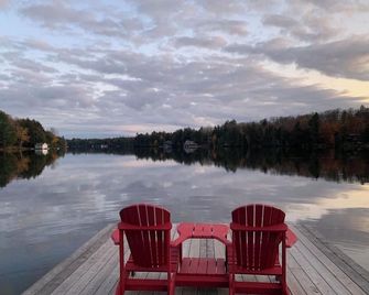 Muskoka lakefront,private sand beach ,cosy-family cottage - Port Carling - Patio