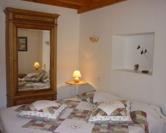 Chambre d'Hôtes La Bourdasse - Saint-Pierre-de-Rivière - Camera da letto