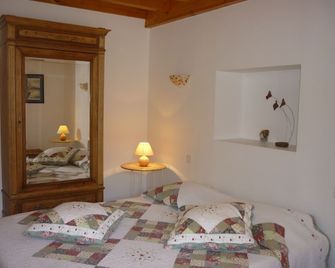 Chambre d'Hôtes La Bourdasse - Saint-Pierre-de-Rivière - Schlafzimmer