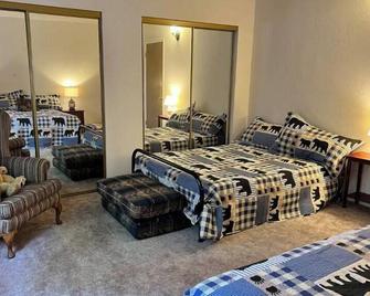 Mountain Getaway Close to Trails, Lake, River Adventures and snow play. - Wofford Heights - Bedroom