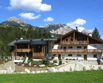 Alpine Mountain Chalet - San Vigilio di Marebbe - Building