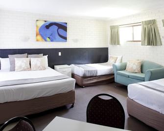 Twin Pines Motel - Mooloolaba - Bedroom