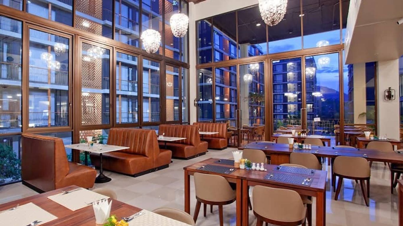 بالكوني كورتيارد سريراتشا هوتل سيرفيسد أبارتمن