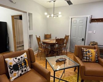 Cozy Maple View 1-bedroom apartment in pleasant Antigo - Antigo - Eetruimte