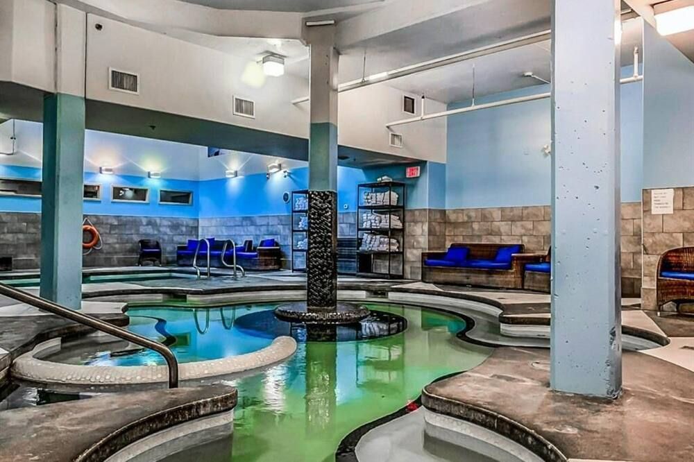 Spectacular Penthouse With Amazing Views, Indoor Pool and Hot tub - كانمور - حوض السباحة