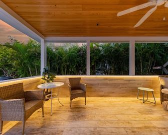 Private Paradise with Heated Waterfall Pool - كي وست - شرفة