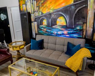 Submersive Art King Bed Wifi Sanitized Downtown - Burbank - Living room