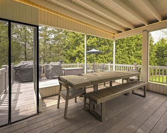 6BR, Saltwater Pool, Bocce, Hot Tub, Sauna. Walk to beach, minutes to vineyards! - Southold - Balkon