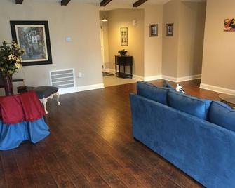 15 min to Downtown New Orleans & the French Quarter and 15 min to Belle Chasse - Marrero - Living room