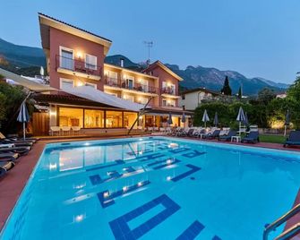 Hotel Luna Rossa - Malcesine - Kolam
