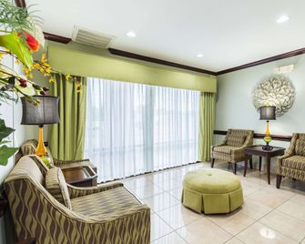 Comfort Suites Beaumont - Beaumont - Olohuone