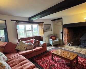 Coastal 6 bedroomed property set in farmland. - Bridport - Sala de estar
