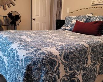 Cheerful Cozy Country Cottage @ Aly Farm, 2bed/1 bath - Spring Hill - Спальня