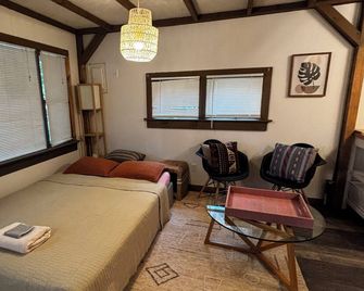 Phoenicia Creekside Cottage - Phoenicia - Living room