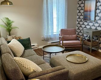 Adorable Midtown Kingston Tavern Style apartment - Kingston - Living room