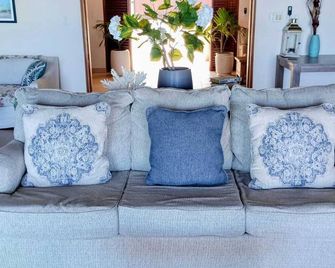 Turtle Cove House by Le Haus - Piggotts - Living room