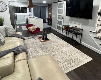 Modern 2 Bedroom Condo in Quaint Neighborhood - Chamblee - Living room