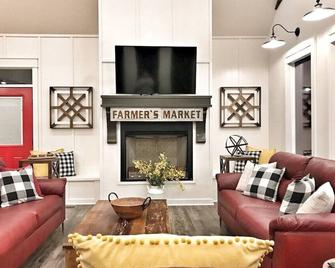 Farmhouse: Waterfront+Slide+Swings+V-ball+FirePit - Glenwood - Living room