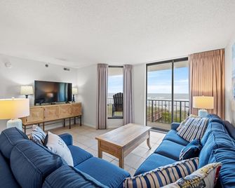 Spacious 2nd floor oceanfornt condo + Free Attraction Tickets! - North Myrtle Beach - Sala de estar