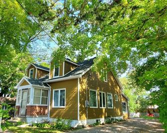 Georgian Bay Cottage-\nHot Tub/Sauna/Trail/Run/Bike/Swim//Marina! - Tay - Building