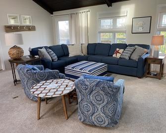 SS0019 One-level in Southern Shores! Steps to the sand! Ocean facing Hot Tub - Kitty Hawk - Living room