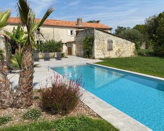 Grande maison familiale avec piscine, 14 à 17 pers - Luçon - Piscina