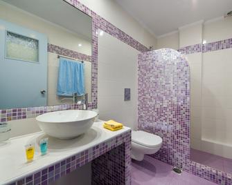 Akis Hotel - Kamari - Baño