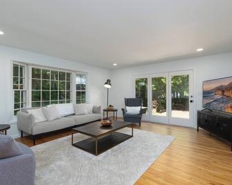 Newly renovated, pristine home - Chamblee - Living room