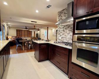 Ultimate Texas Experience With Heated Pool & Spa - Dallas - Kitchen