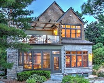 Pinepoint Lakefront Cottage- Ultimate Luxury In Southcott Pines! - Grand Bend - Edificio