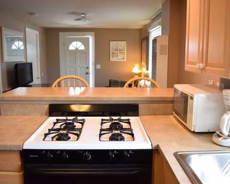 343 Hinds: 2 Br, 1 Ba Cabin / Bungalow In Pismo Beach, Sleeps 4 - Pismo Beach - Dining room